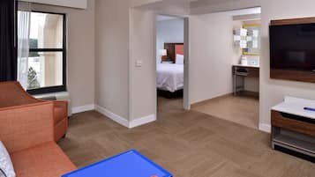 Suite, One King Bed, Non-Smoking | Living area