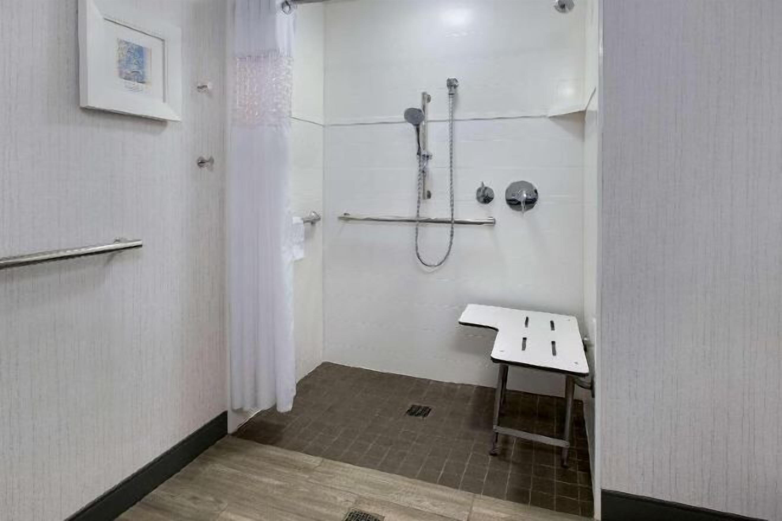 Tina con regadera, amenidades de baño gratuitas, secadora de cabello 
