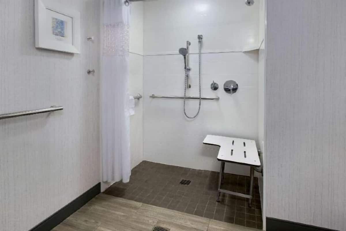 Tina con regadera, amenidades de baño gratuitas, secadora de cabello