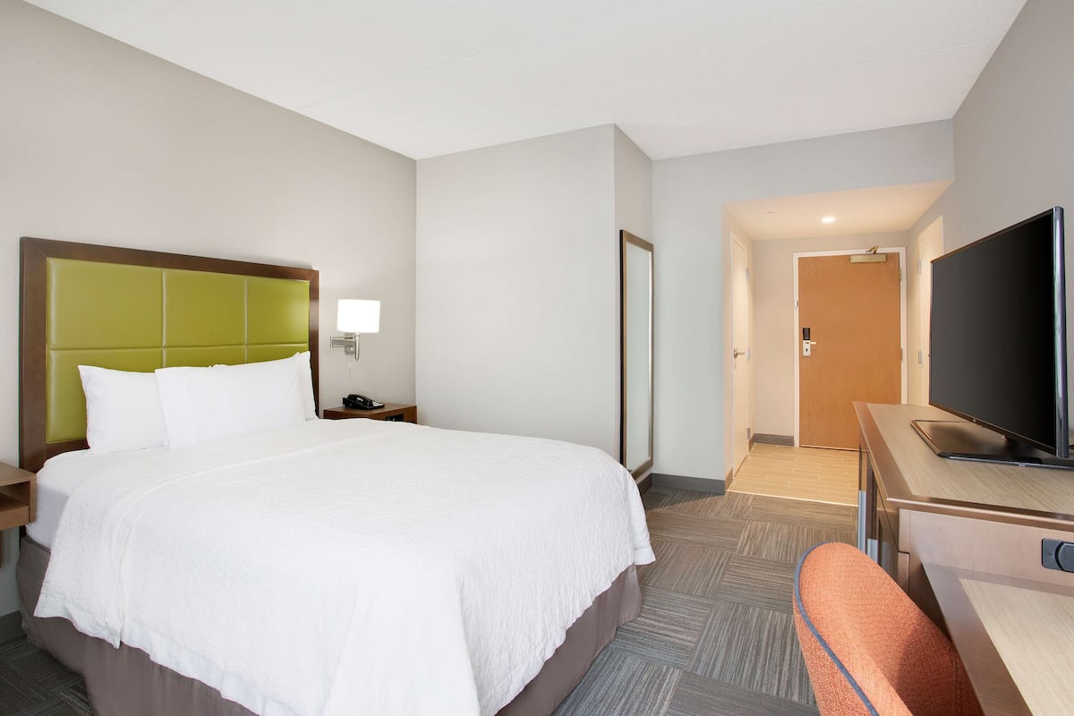 Room, Accessible, Non Smoking | Premium bedding, pillow-top beds, desk, laptop workspace