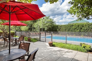 Seasonal outdoor pool, open 8:00 AM to 10:00 PM, pool loungers