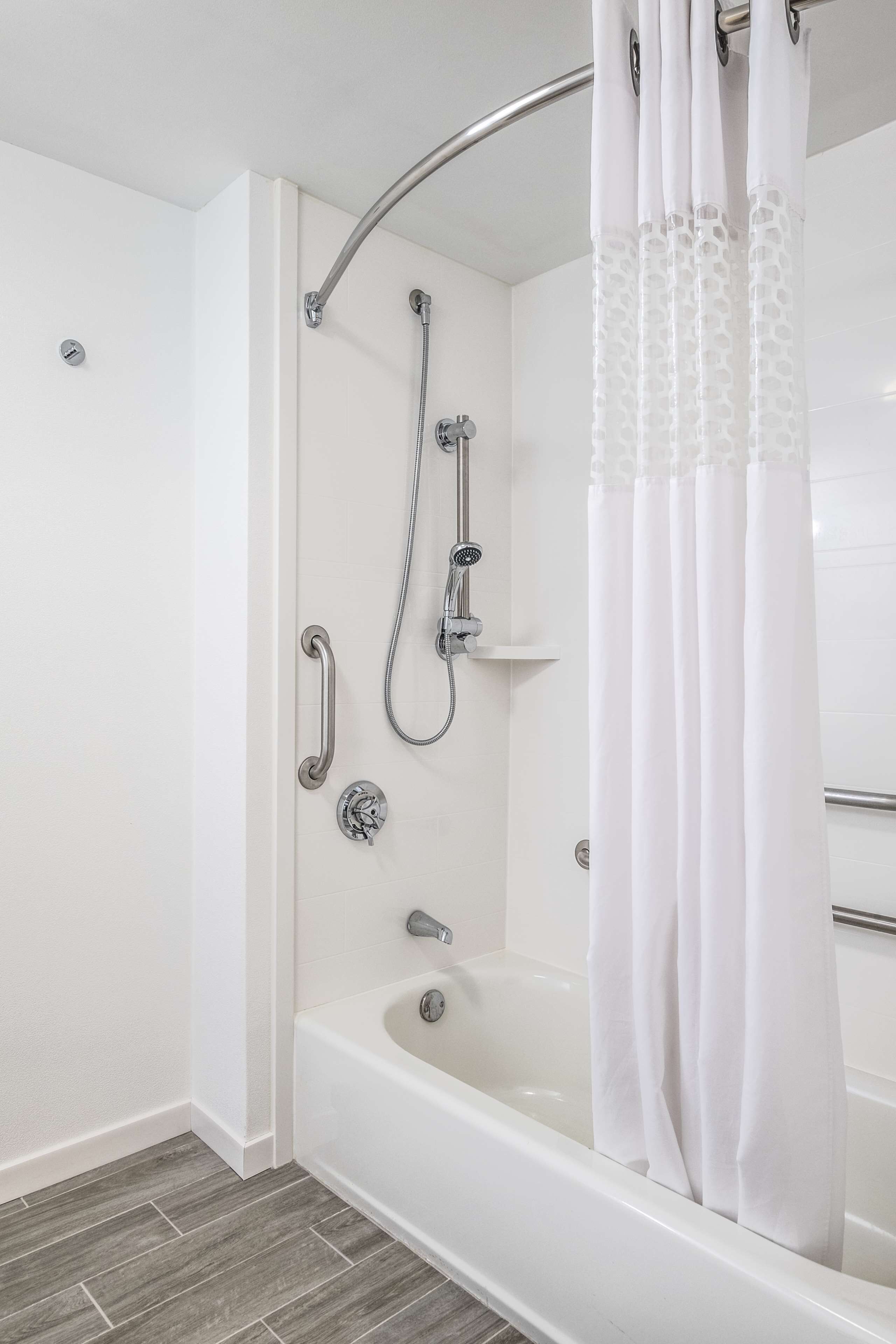 combined shower/bathtub, free toiletries, hair dryer, towels