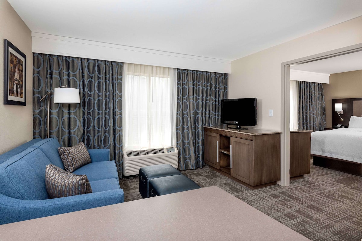 Suite, 1 King-Bett | Wohnbereich | 32-Zoll-LCD-Fernseher mit Kabelempfang, Fernseher, DVD-Player