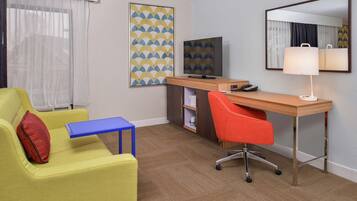 Suite, 1 King-Bett, Nichtraucher | Hochwertige Bettwaren, Schreibtisch, Verdunkelungsvorhänge