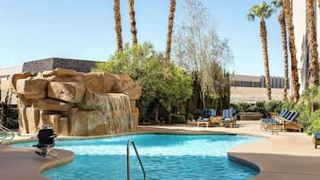 Ulkouima-allas avoinna 8.00–22.00, aurinkotuoleja