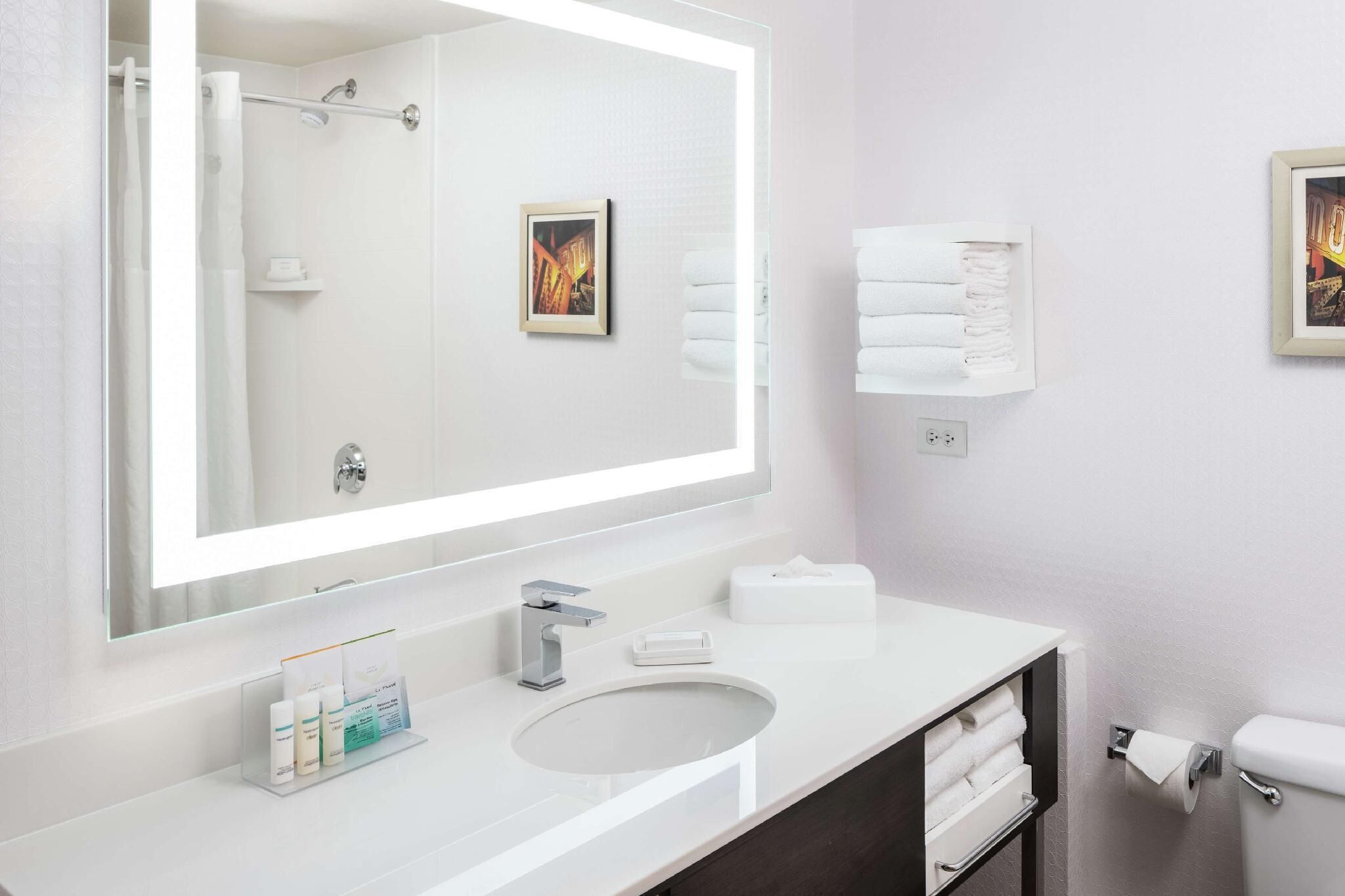 浴室 | 水療按摩蓮蓬頭、免費盥洗用品、吹風機、毛巾