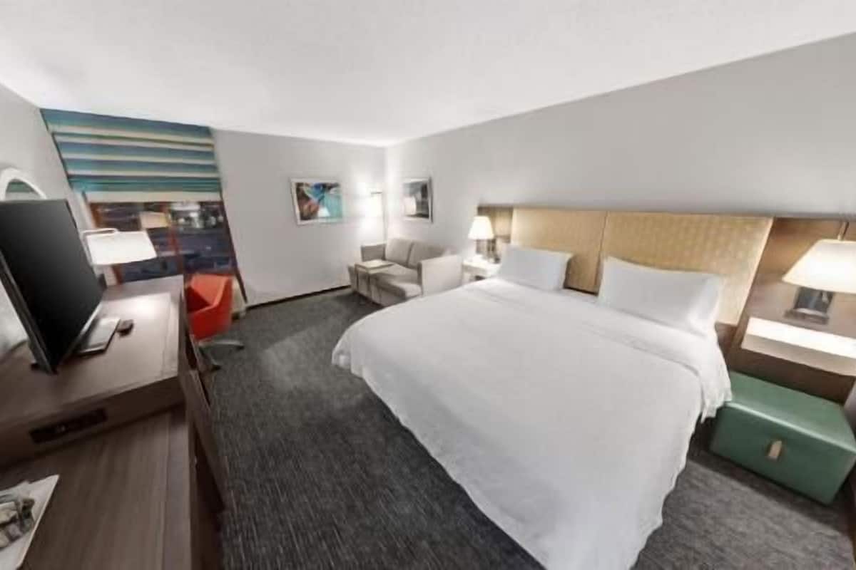 Hypo-allergenic bedding, in-room safe, desk, laptop workspace