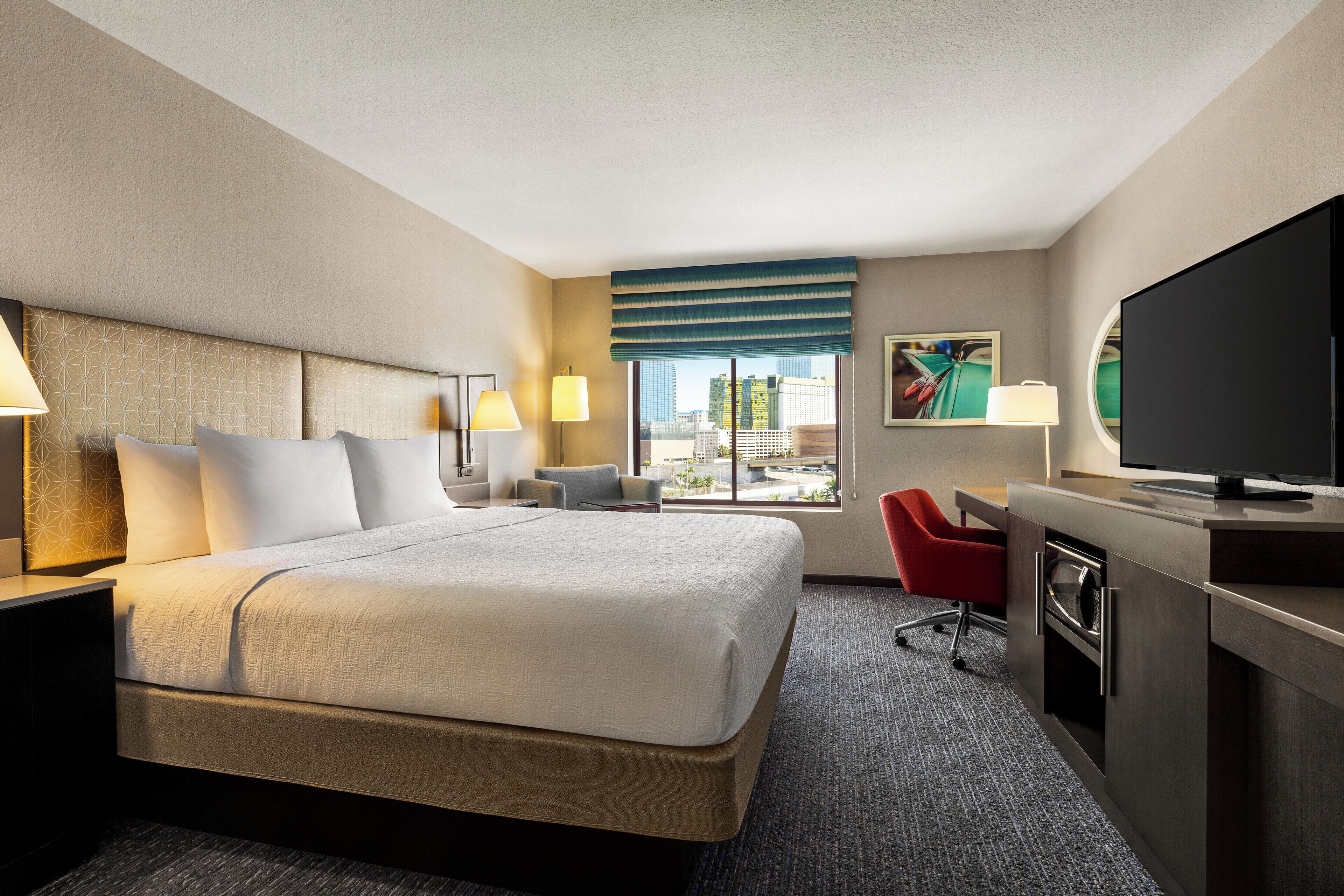 Rum - 1 kingsize-säng - icke-rökare (Conference Suite) | Allergitestade sängkläder, värdeförvaringsskåp på rummet och skrivbord