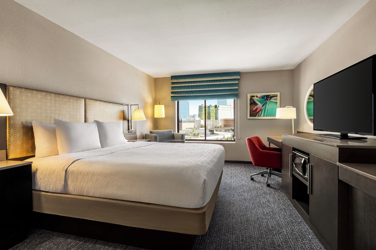 Rum - 1 kingsize-säng - icke-rökare (Conference Suite) | Allergitestade sängkläder, värdeförvaringsskåp på rummet och skrivbord