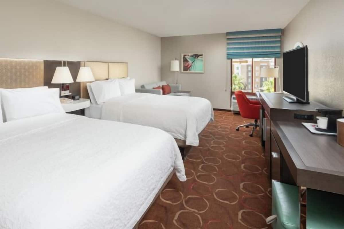 저자극성 침구, 객실 내 금고, 책상, 노트북 작업 공간