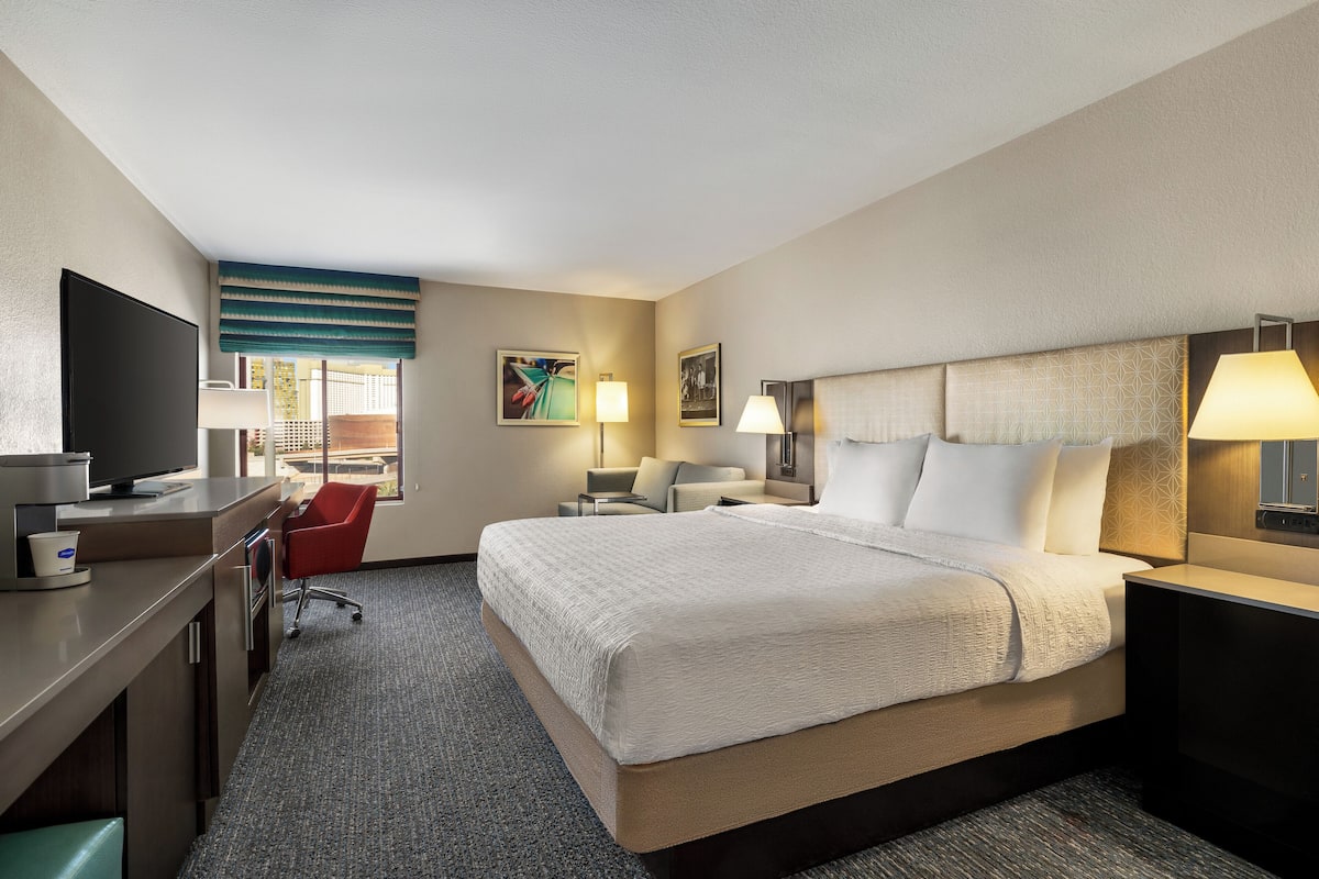 Allergitestade sängkläder, värdeförvaringsskåp på rummet och skrivbord