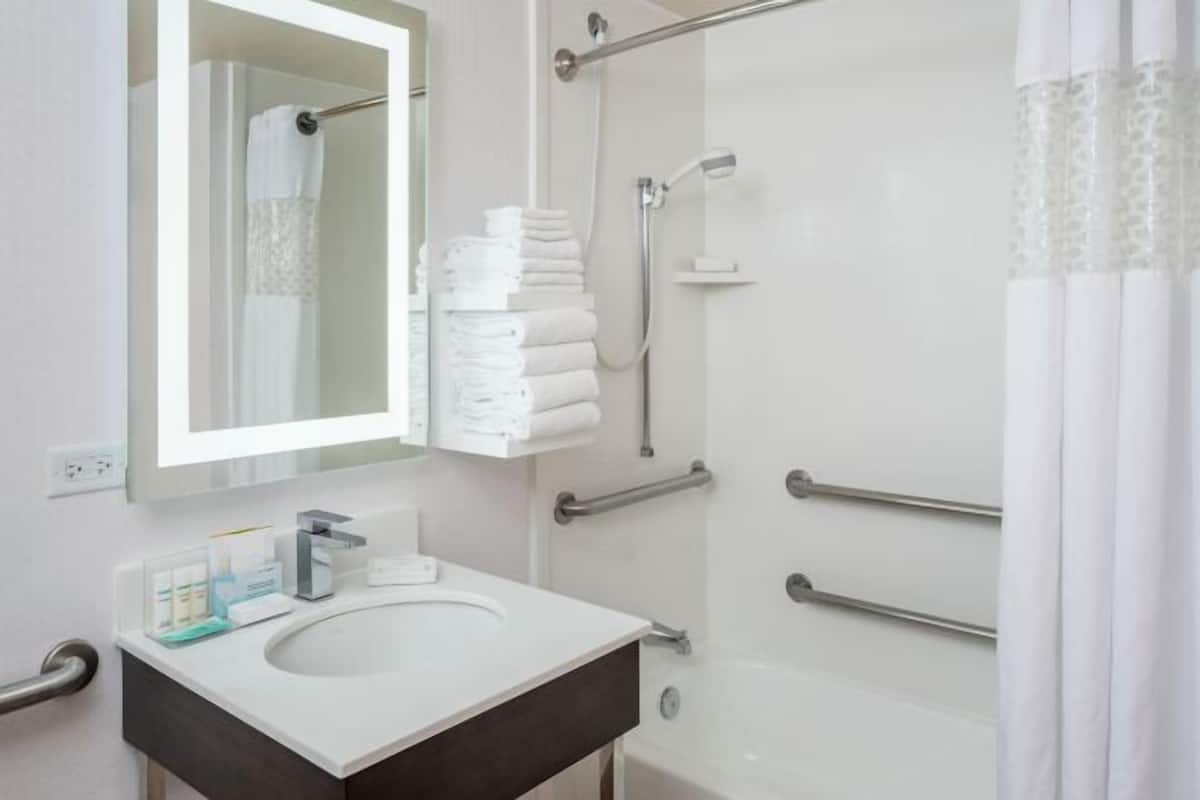 Hydromassage showerhead, free toiletries, hair dryer, towels