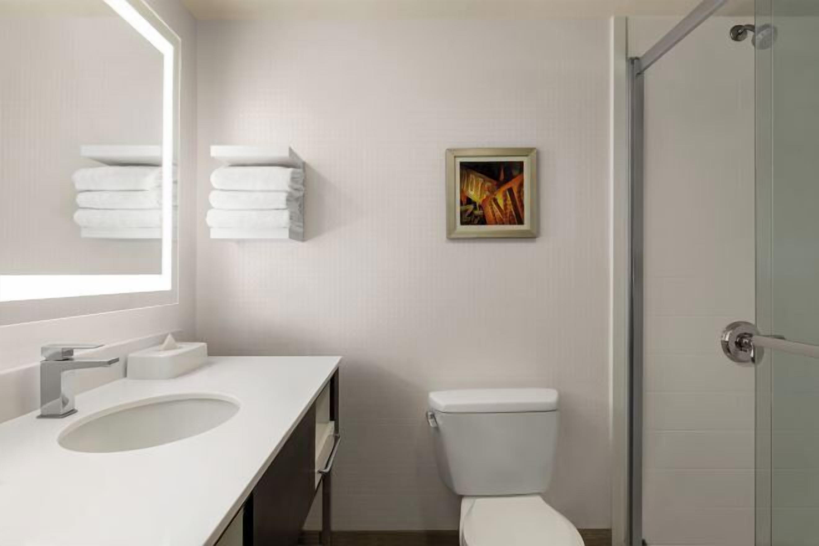 Bathroom | Hydromassage showerhead, free toiletries, hair dryer, towels