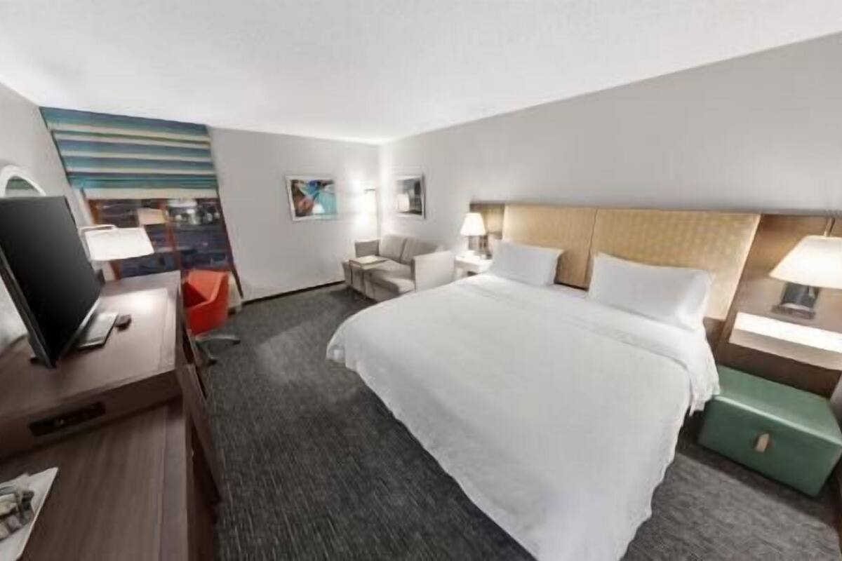 Hypo-allergenic bedding, in-room safe, desk, laptop workspace