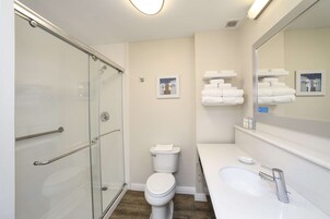 Quarto, 2 camas Queen, para não fumantes, geladeira e micro-ondas | Chuveiro