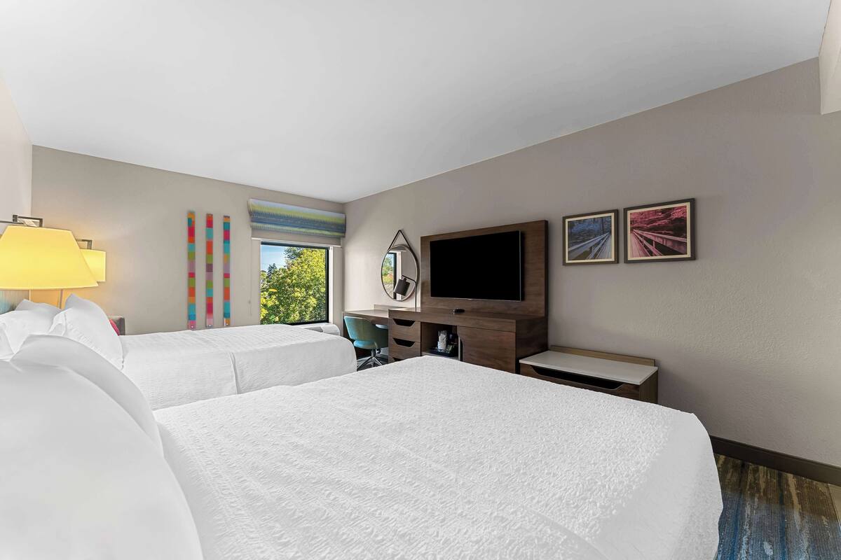 Kamar, 2 Tempat Tidur Queen, Bebas Asap Rokok | Brankas, setrika/meja setrika, dan tempat tidur bayi gratis