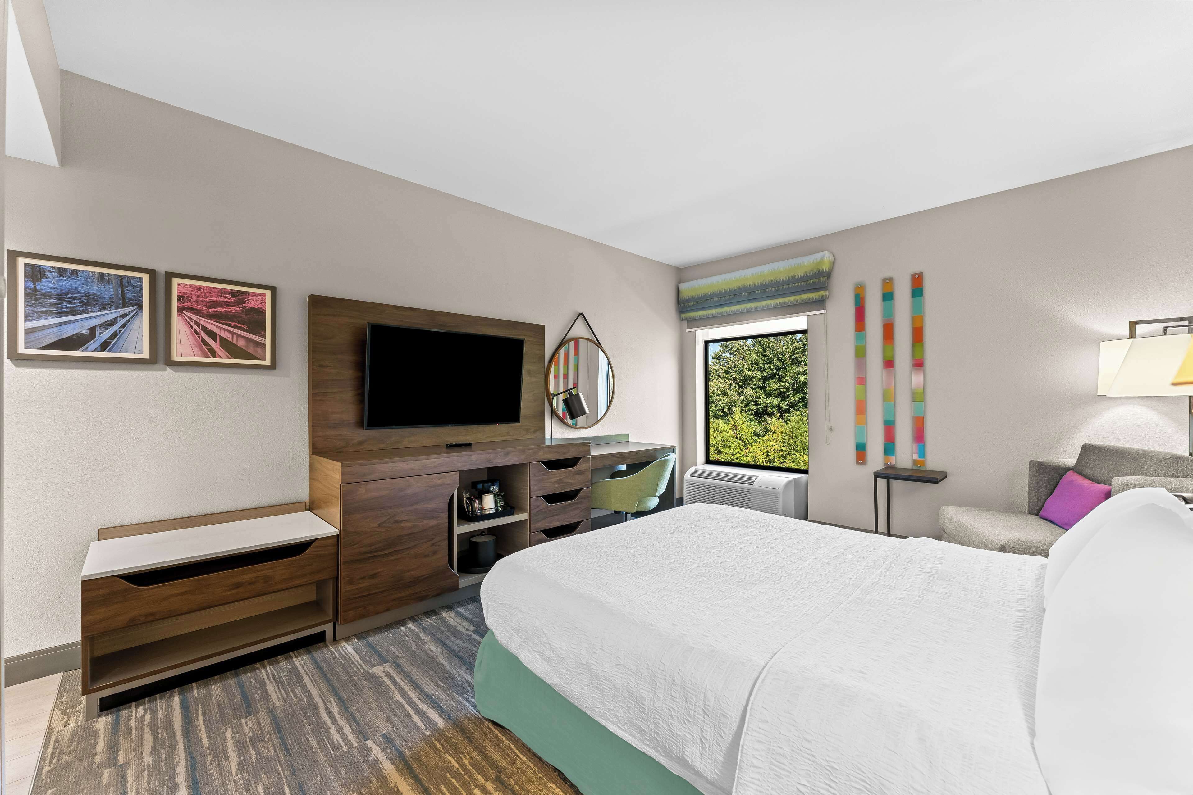 room, 1 queen bed, accessible, bathtub | in-room safe, iron/ironing board, free cots/infant beds