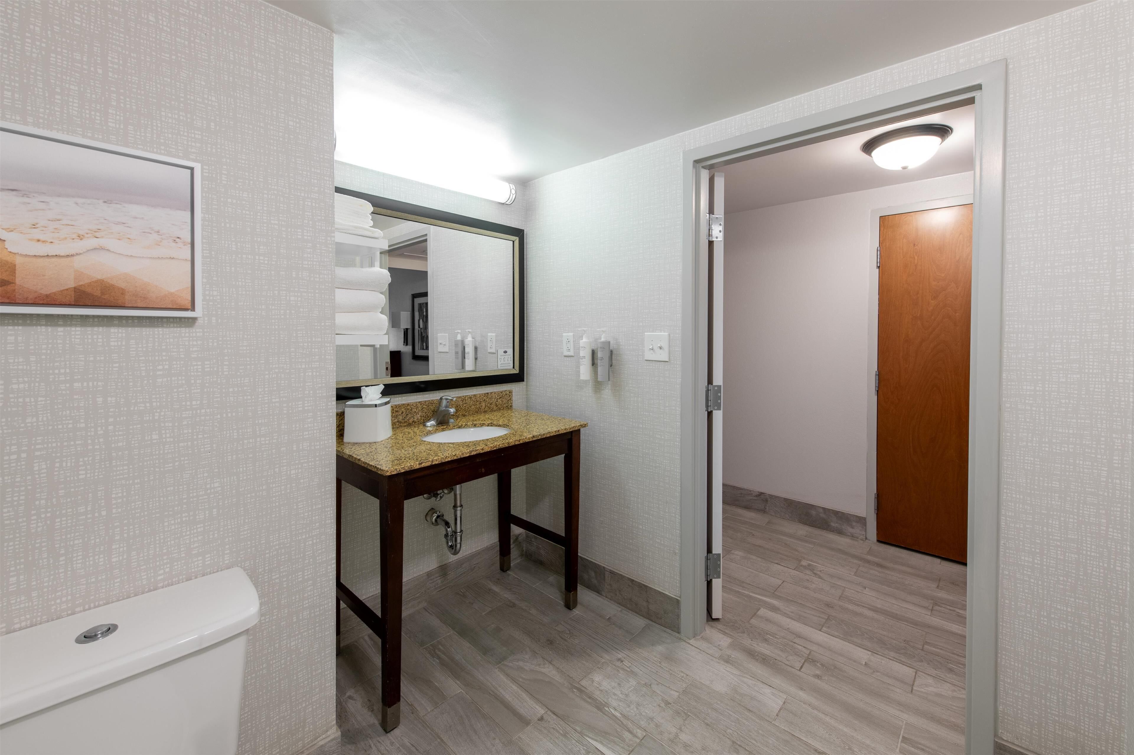 combined shower/bathtub, hydromassage showerhead, hair dryer, towels