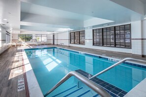 Una piscina cubierta