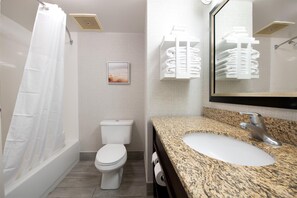 Habitación, 2 camas de matrimonio, no fumadores | Baño | Ducha y bañera combinadas y cabezal de ducha con hidromasaje