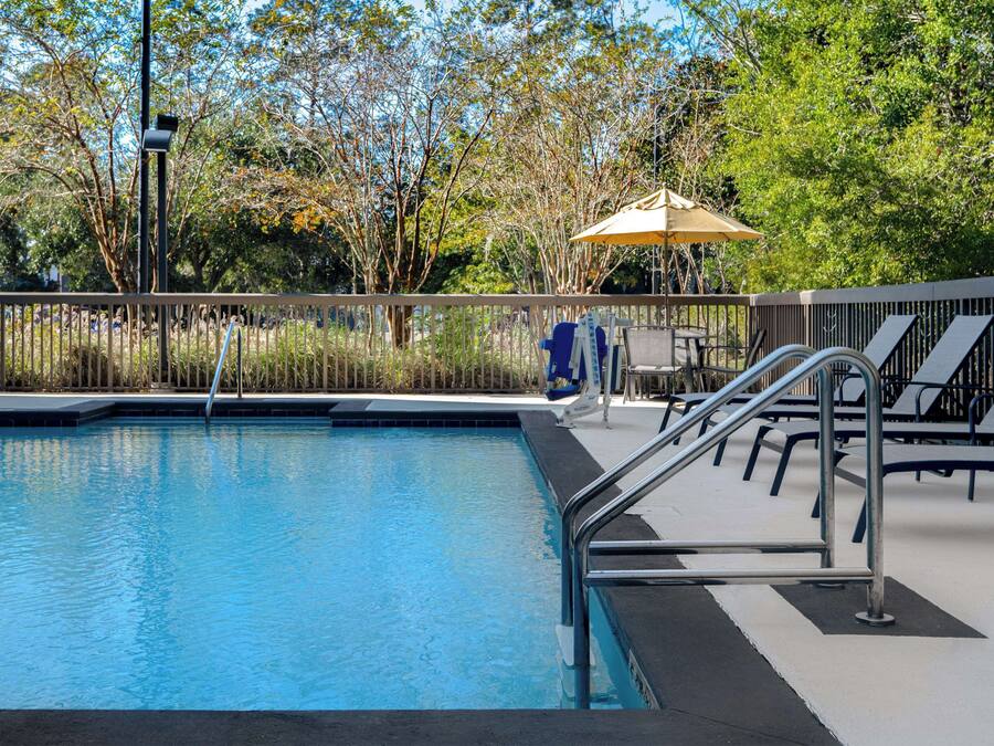 Una piscina al aire libre (de 09:00 a 21:00), sombrillas