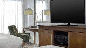 A hotel room with a bed, a TV, a desk, and a chair. - Hampton Inn Tallahassee-Central (Tallahassee)