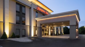 A Hampton Inn hotel with a modern facade, large windows, and a covered entrance. - Hampton Inn Winfield/teays Valley (Hurricane)