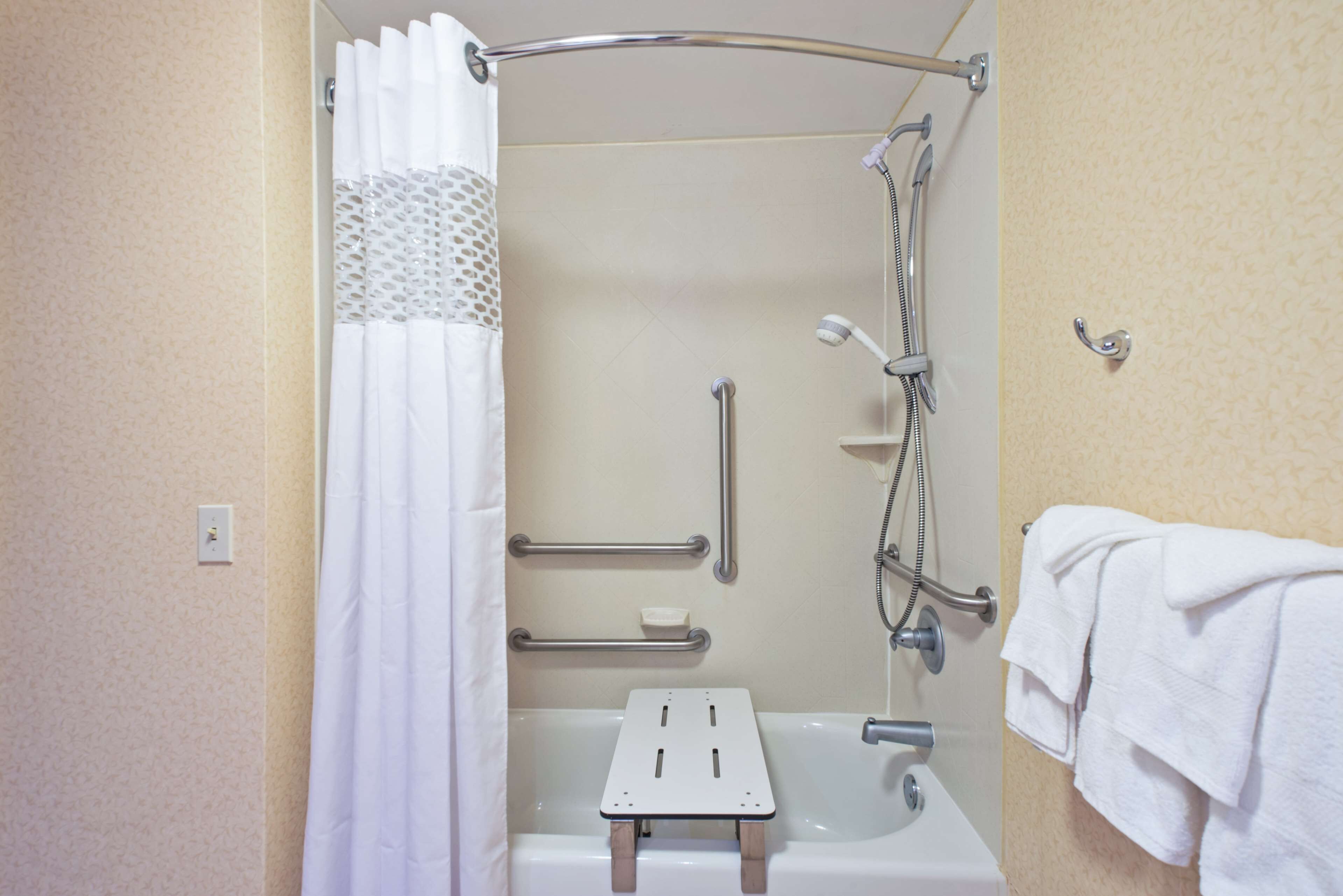 room, accessible, non smoking | bathroom | combined shower/bathtub, hair dryer, towels