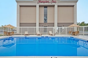 Piscine extérieure en saison