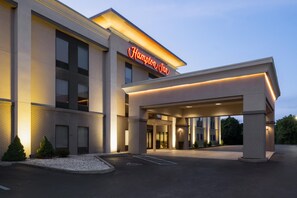 A Hampton Inn hotel with a modern facade, large windows, and a covered entrance. - Hampton Inn Winfield/teays Valley (Hurricane)