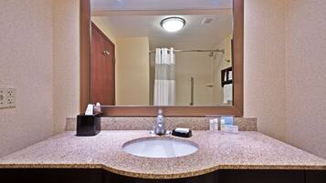 Combined shower/bathtub, hair dryer, towels
