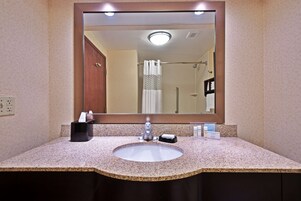 Bañera con ducha, secador de pelo, toallas