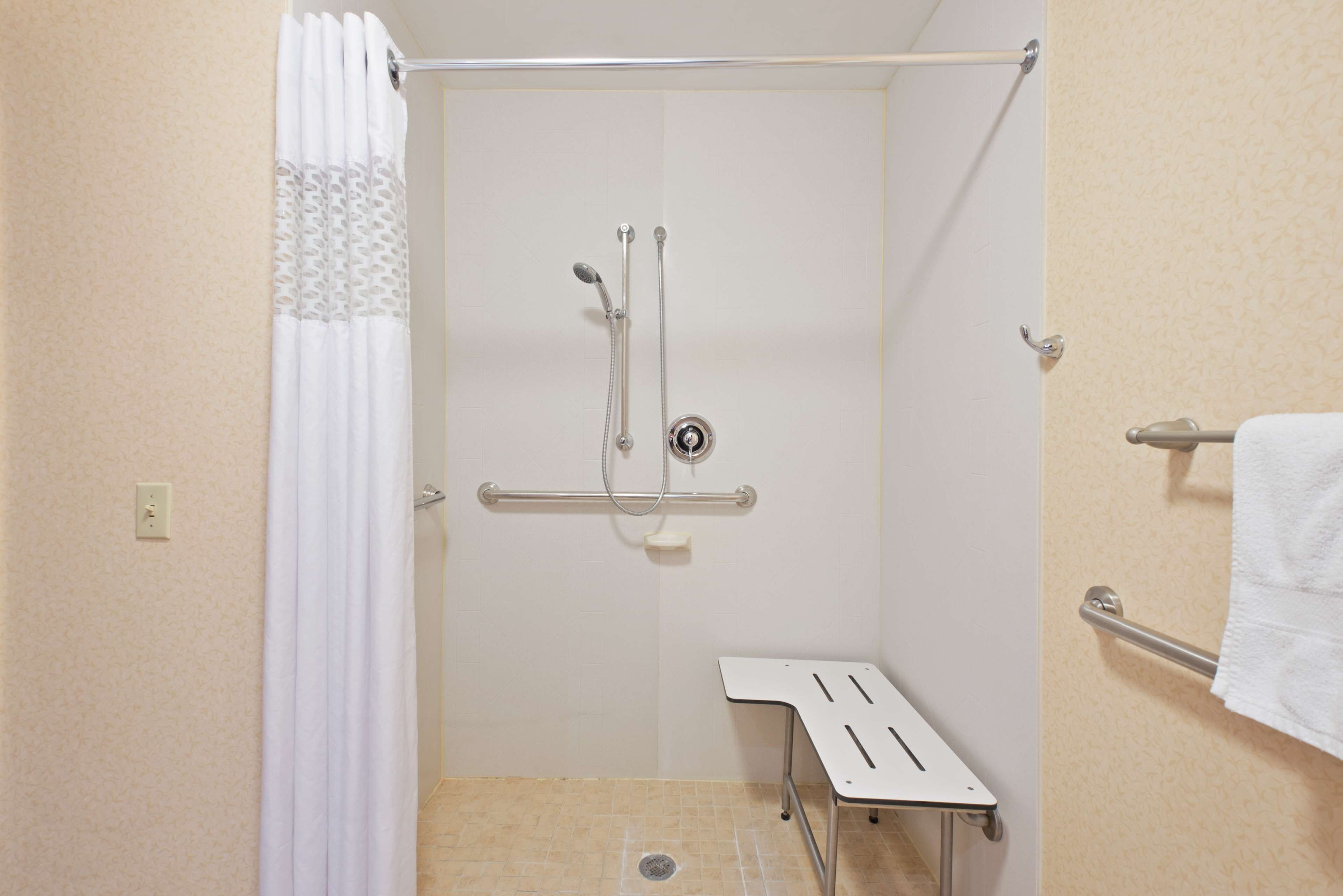 combined shower/bathtub, hair dryer, towels