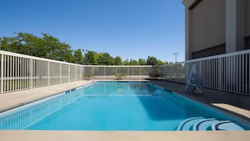 Piscine extérieure en saison