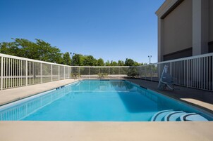 Una piscina al aire libre de temporada