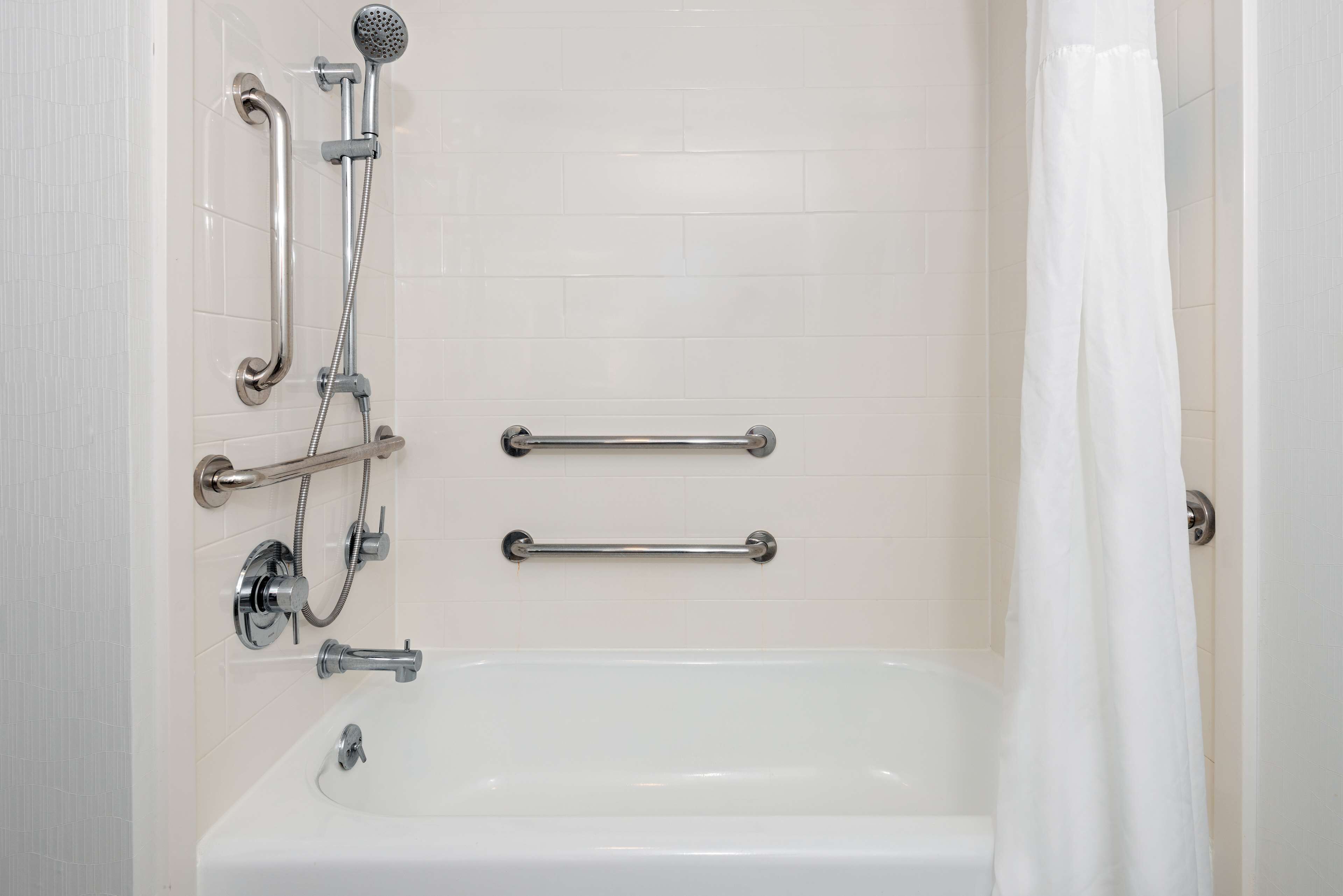 room, 1 king bed, accessible, non smoking | bathroom | combined shower/bathtub, free toiletries, hair dryer, towels