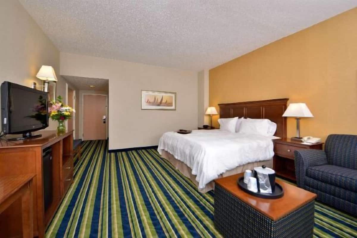 Ropa de cama de alta calidad, camas con pillow-top y cortinas blackout