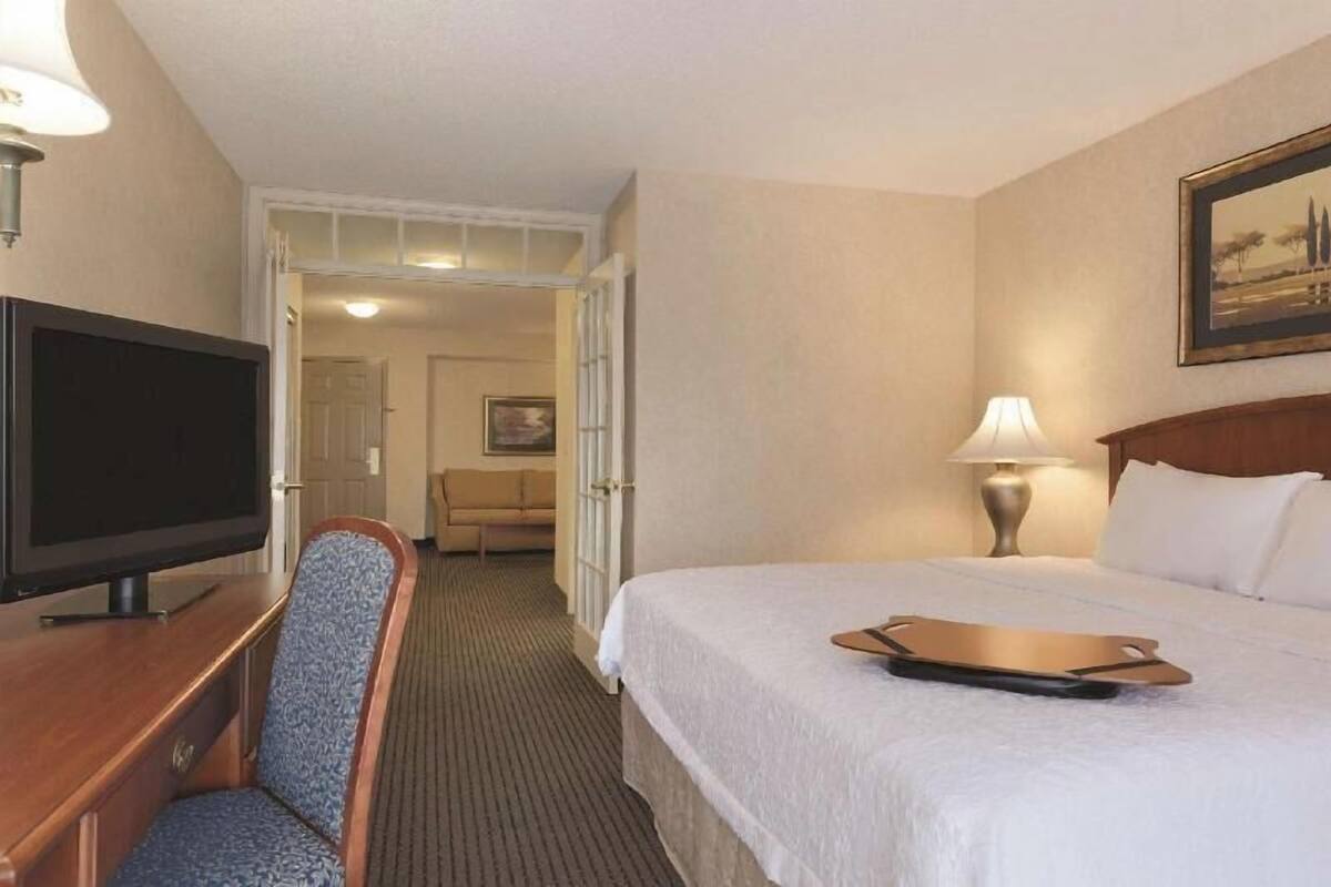 Premium bedding, in-room safe, desk, laptop workspace