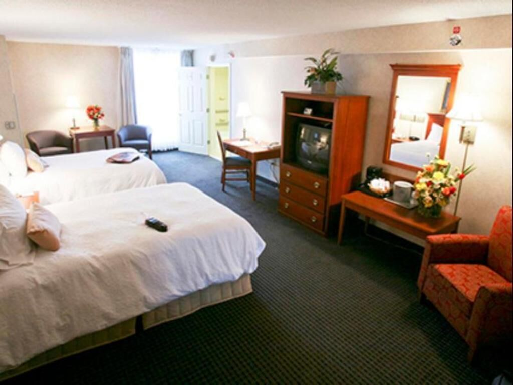 Premium bedding, in-room safe, desk, laptop workspace