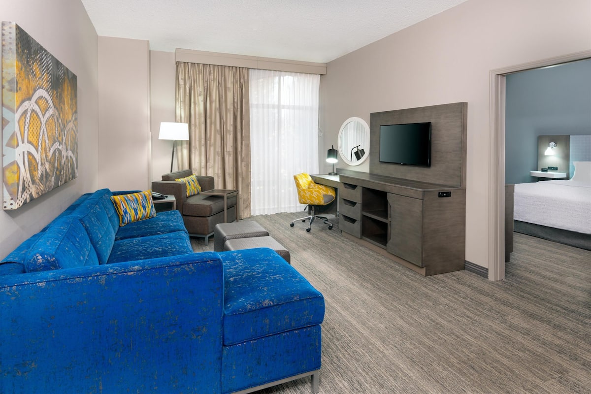 Suite, 1 cama King size, con acceso para personas discapacitadas, para no fumadores | Área de sala de estar | Smart TV de 40 pulgadas con canales por cable y televisión