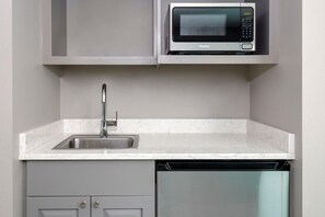 Suite, 1 cama King size, para no fumadores (With Shower, Wetbar) | Minibar