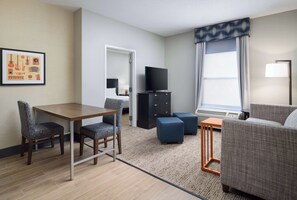 Suite, 1 très grand lit (Roll-In Shower) | Aire de séjour | Téléviseur ACL, films payants