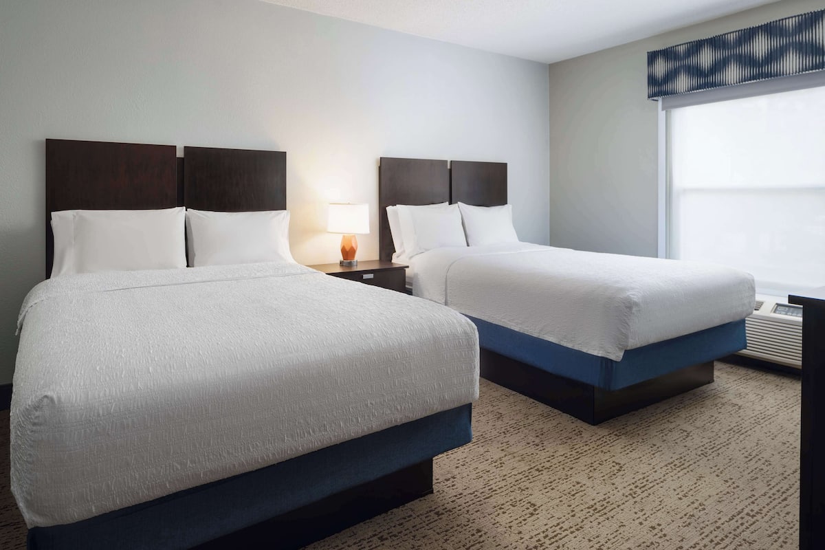 Premium bedding, in-room safe, desk, iron/ironing board