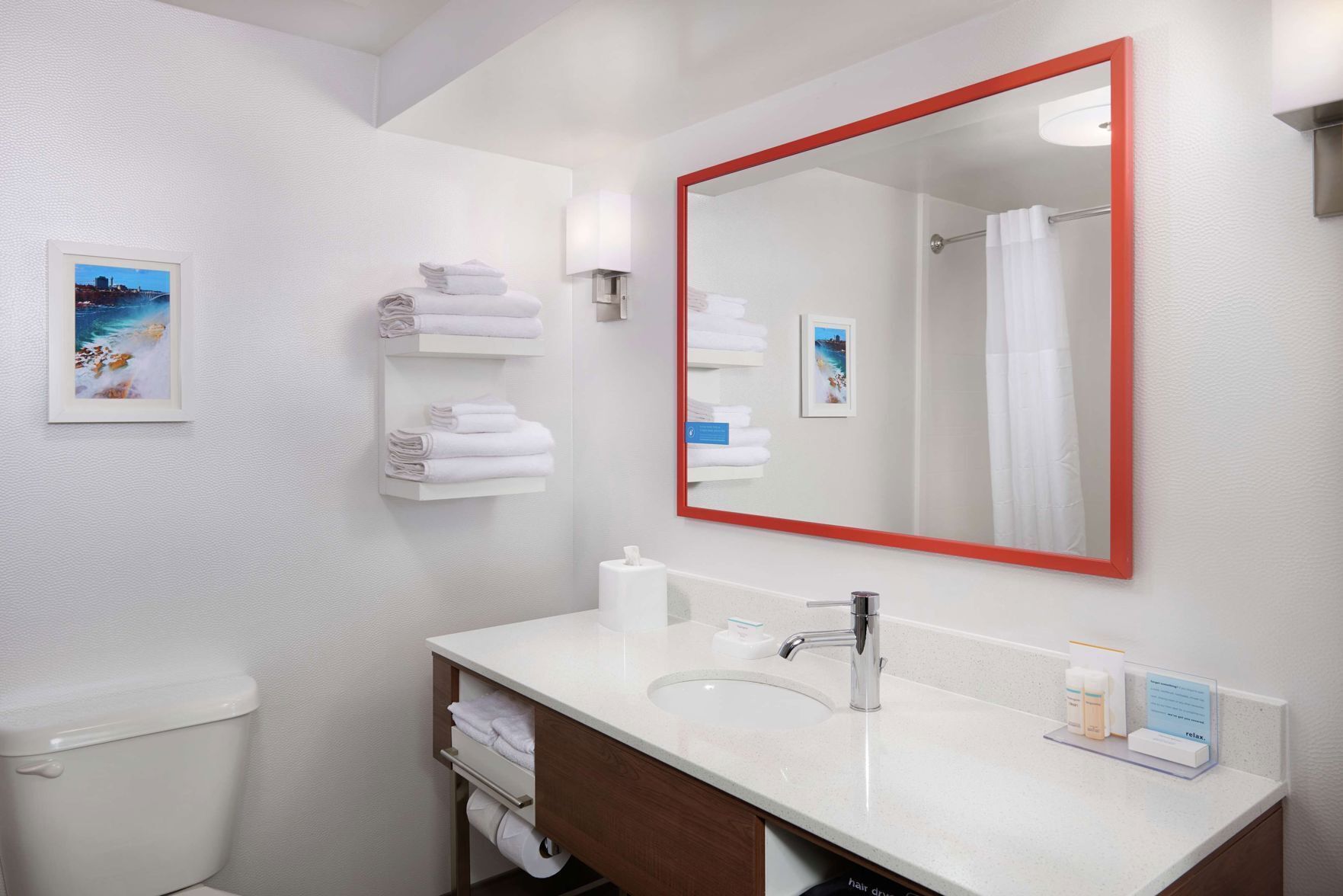 Salle de bain | Ensemble baignoire-douche, articles de toilette (gratuits)