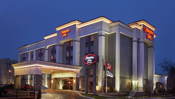 A Hampton Inn hotel with a modern facade, large windows, and a welcoming entrance. - Hampton Inn Niagara Falls (Niagara Falls)