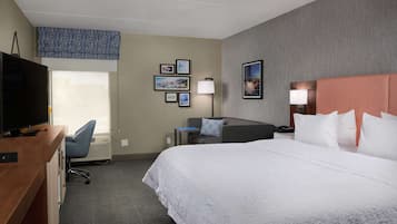 Caja de seguridad en la habitación y tabla de planchar con plancha