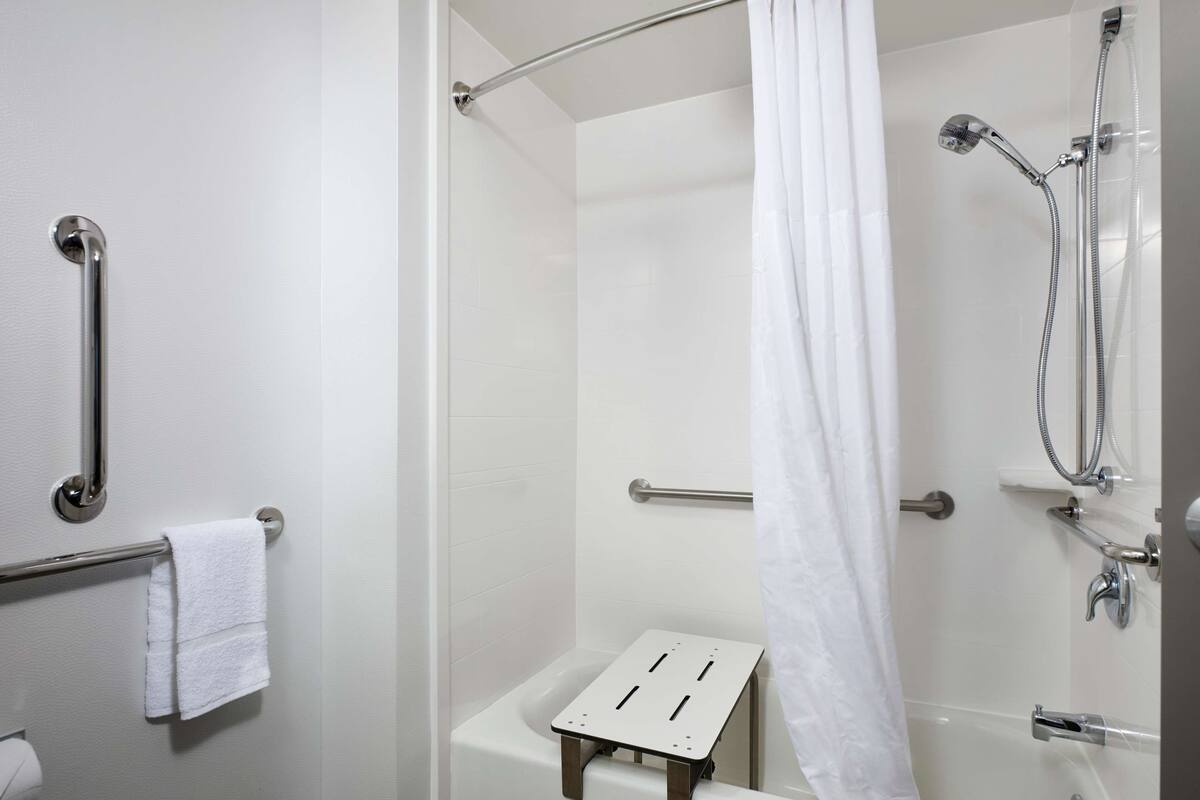 combined shower/bathtub, free toiletries, hair dryer, towels
