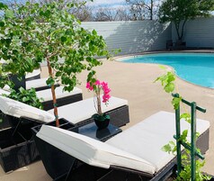 Una piscina al aire libre, cabañas de piscina gratuitas, sombrillas