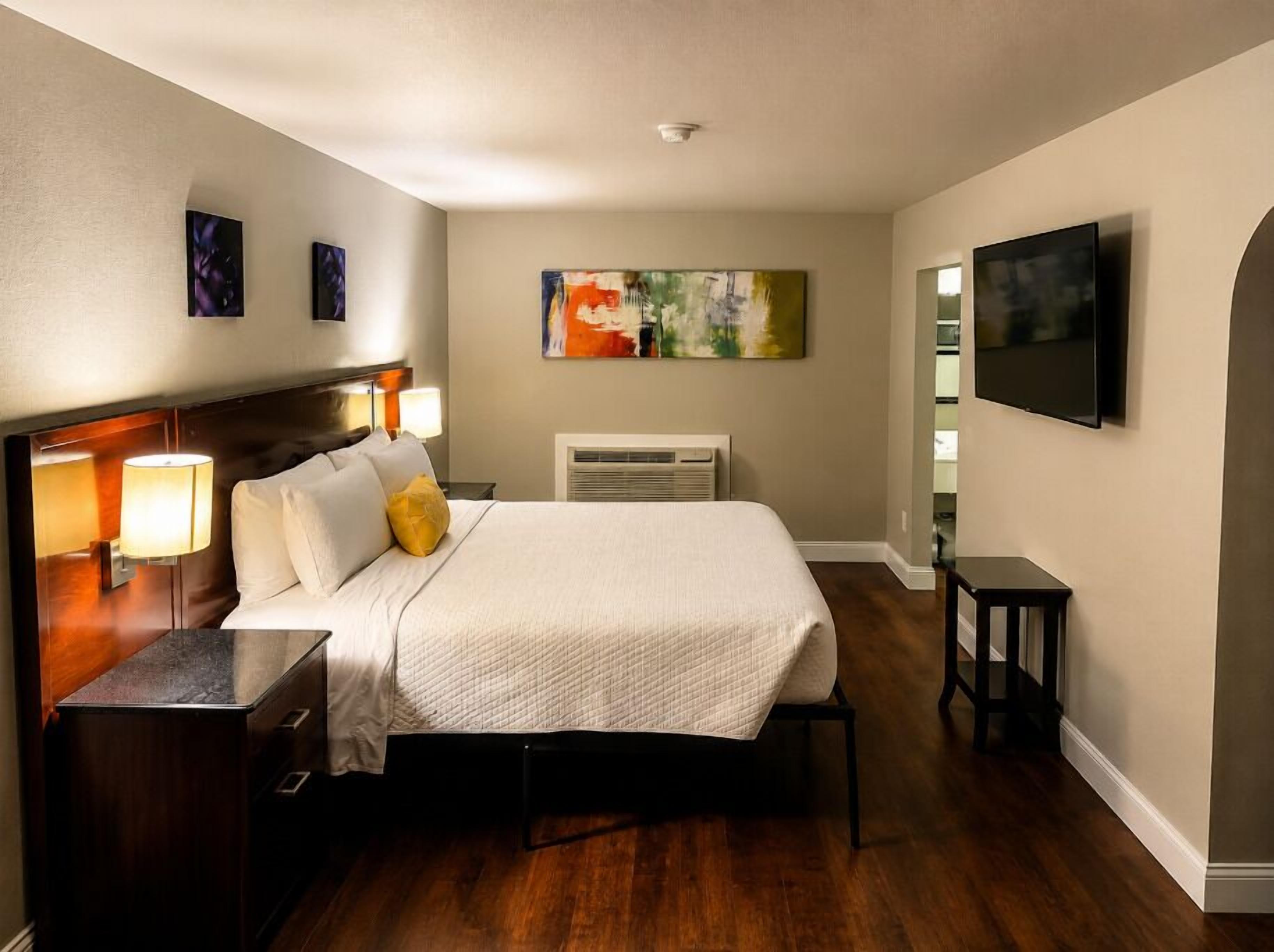 Luxury Suite, 1 King Bed, Refrigerator & Microwave | Desk, iron/ironing board, free cribs/infant beds, rollaway beds