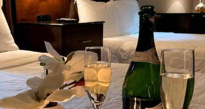 Stratus Suites - Boutique Hotel